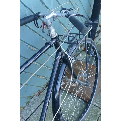 71 - A gentlemen's black road bicycle, each tyre 66cm diameter.