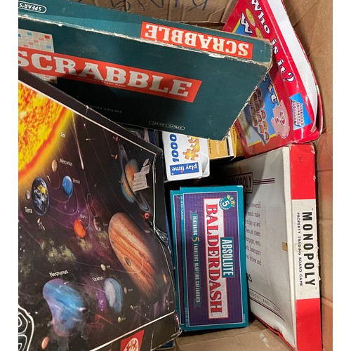 Large collection of 20th century and later boxed jigsaw puzzles.