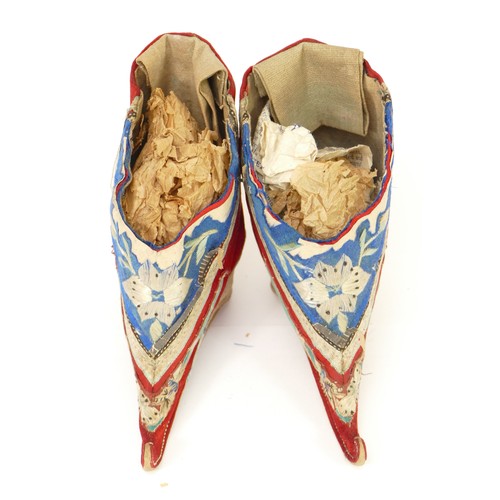 135 - A pair of 20th century embroidered Chinese silk shoes/slippers, 10cm long