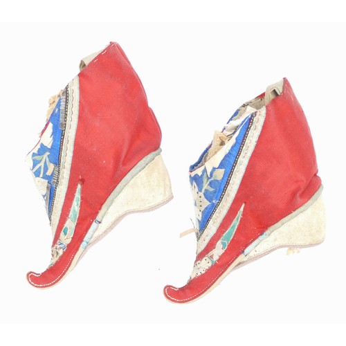 135 - A pair of 20th century embroidered Chinese silk shoes/slippers, 10cm long