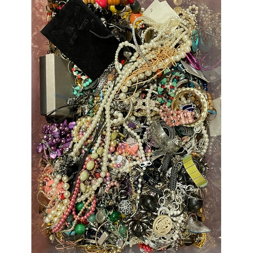 113 - Approximately 10kg of costume jewellery.