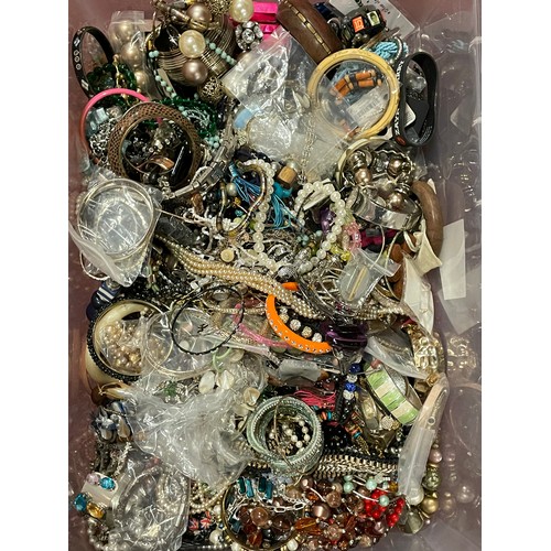 114 - Approximately 10kg of costume jewellery.