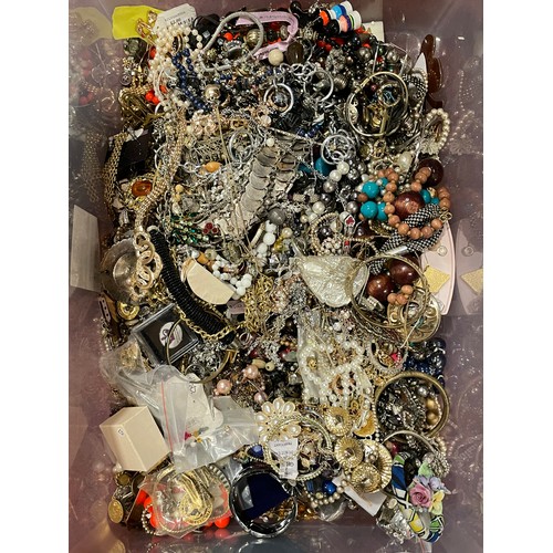 117 - Approximately 10kg of costume jewellery.