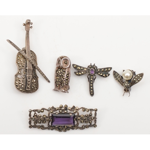 138 - Five silver marcasite brooches to include a violin, 48 x 29mm, 27gm.