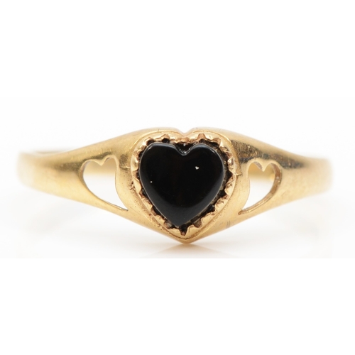 196 - A 9ct gold heart shaped onyx dress ring, J-K, 1.1gm.