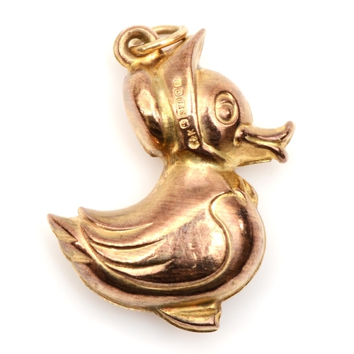 252 - A 9ct gold mother duck charm wearing a bonnet, 22 x 19 x 7mm, 1.4gm.