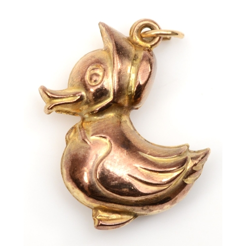 252 - A 9ct gold mother duck charm wearing a bonnet, 22 x 19 x 7mm, 1.4gm.