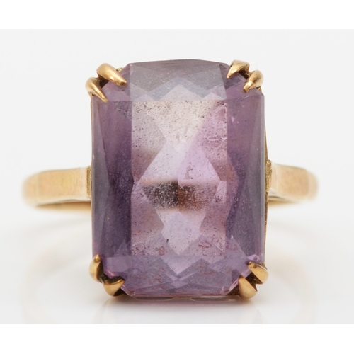 261 - A 9ct gold scissor cut amethyst cocktail dress ring, 10 x 13mm, L, 3.7gm.