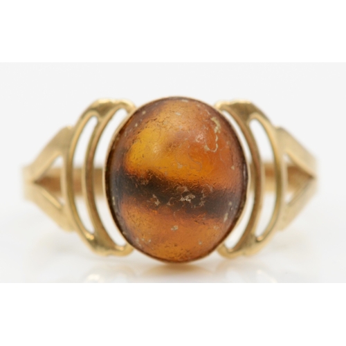 263 - A 14k gold amber dress ring, O, 2gm.