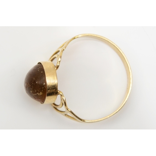 263 - A 14k gold amber dress ring, O, 2gm.