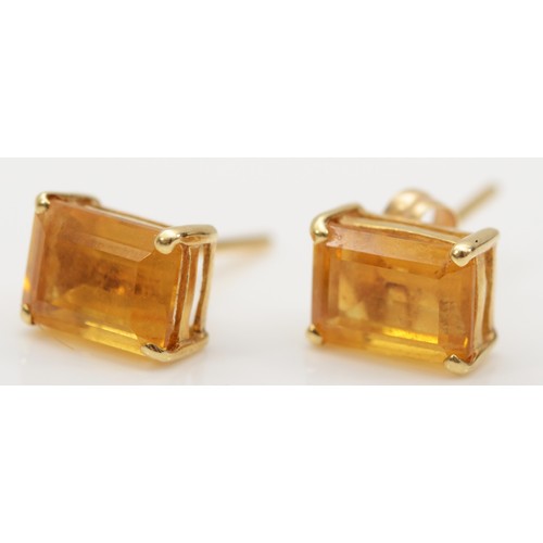 270 - A 14k gold emerald cut citrine pendant, on 375 gold chain, 16mm, together with a matching pair of un... 