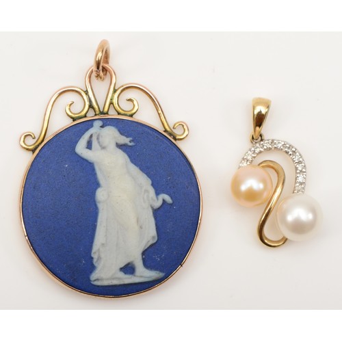 282 - A 9ct gold Wedgwood jasper pendant, 31 x 24mm, together with a 9ct gold cultured pearl pendant, 5.9g... 