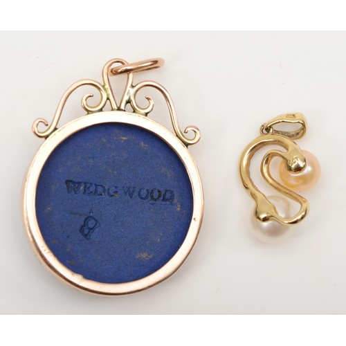 282 - A 9ct gold Wedgwood jasper pendant, 31 x 24mm, together with a 9ct gold cultured pearl pendant, 5.9g... 