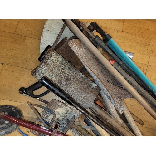 23 - A quantity of garden tools.