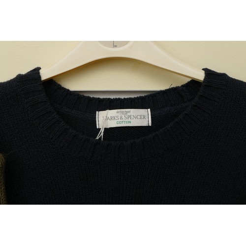 203 - Four knitted men's jumpers, all good, used condition, size L/XL.
Jersey, heavy olive round neck, 136... 