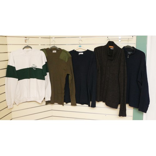 203 - Four knitted men's jumpers, all good, used condition, size L/XL.
Jersey, heavy olive round neck, 136... 