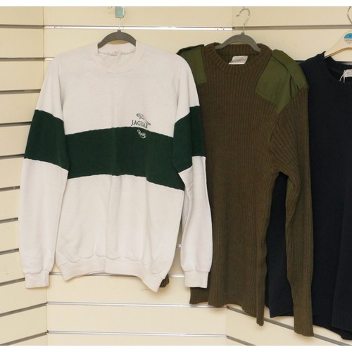 203 - Four knitted men's jumpers, all good, used condition, size L/XL.
Jersey, heavy olive round neck, 136... 