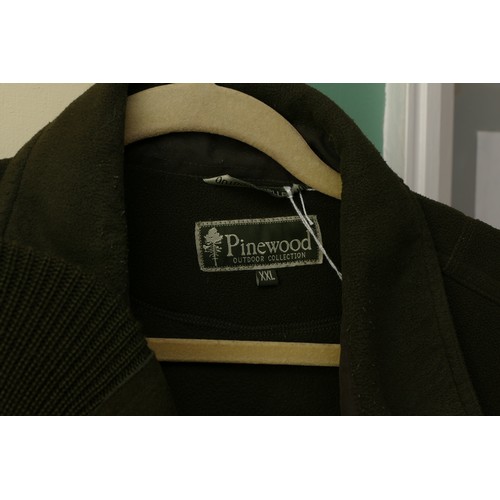 205 - Barbour, sporting sweater, pure new wool, new without tags, green, size XXL.
Pinewood button up flee... 