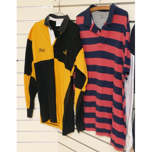 210 - Two lLong sleeved polo shirts, light sign of use.
Tetleys, navy, size XL.
Theakston Real Ale, black/... 