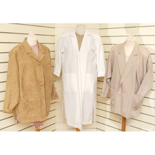 277 - Peter Barron, white long length lightweight duster coat, 3/4 sleeves, patch pockets, shoulder pads, ... 