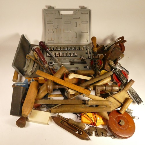 15 - A collection of early 20th century and later carpenters hand tools, to include box planes, Stanley p... 