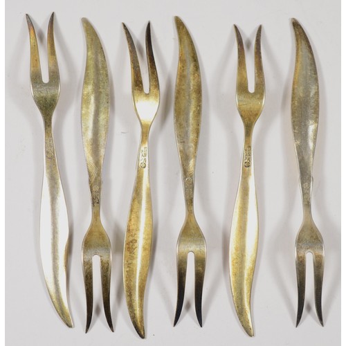 75 - Ottar Hval, a Norwegian silver gilt and enamel set of six pickle forks, Oslo, c.1960's, each with a ... 