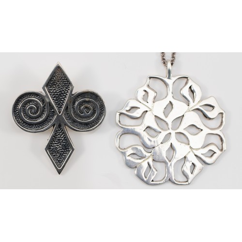 141 - A Scottish silver pierced foliate pendant, by Eric Norris Smith, Edinburgh 1978, on sterling silver ... 