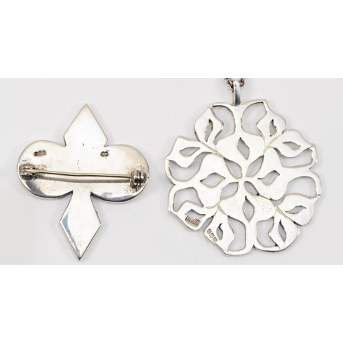 141 - A Scottish silver pierced foliate pendant, by Eric Norris Smith, Edinburgh 1978, on sterling silver ... 