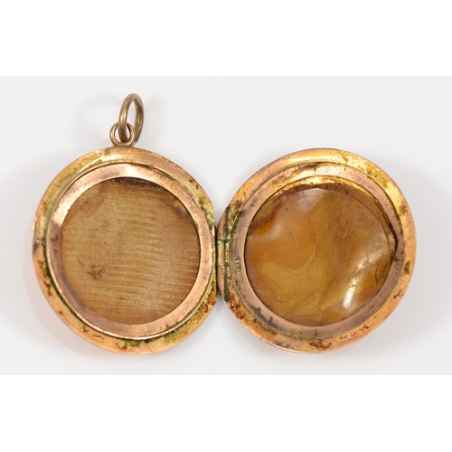 153 - An Edward VII 9ct gold circular locket, by Henry Griffith & Sons Ltd, Chester 1907, with chased foli... 