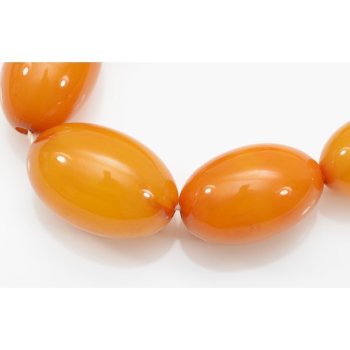 166 - A butterscotch amber Bakelite graduated bead necklace, 28 - 11mm beads, 50cm, 46gm