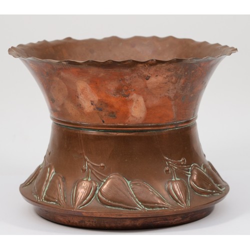 230 - An early 20th century hammered copper waisted cache pot/jardinière, with crimped rim and stylised fl... 