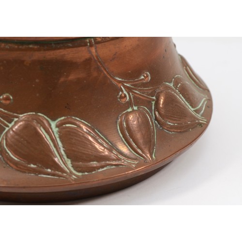 230 - An early 20th century hammered copper waisted cache pot/jardinière, with crimped rim and stylised fl... 