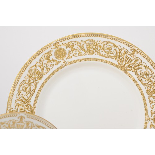 269 - A mid 20th century Royal Worcester porcelain Hyde Park pattern part dinner set comprising of six 27c... 