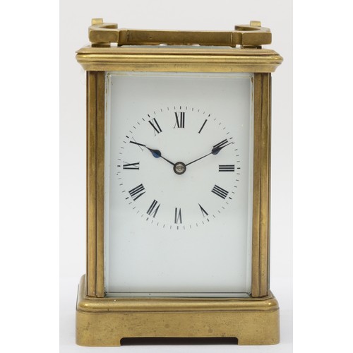 341 - A 20th century brass corniche cased striking mantle clock, striking on the hour and half hour, strik... 