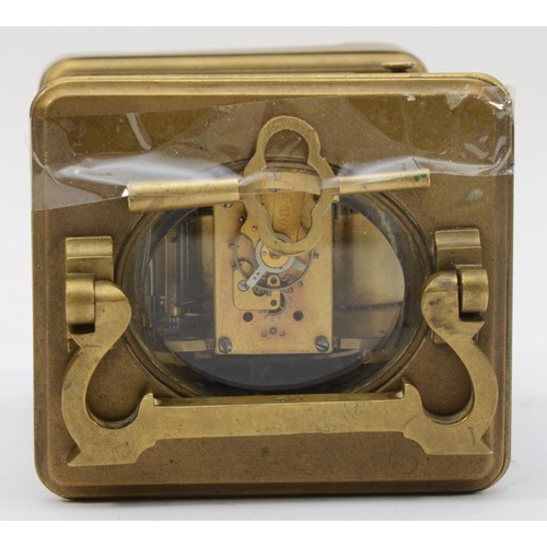 341 - A 20th century brass corniche cased striking mantle clock, striking on the hour and half hour, strik... 