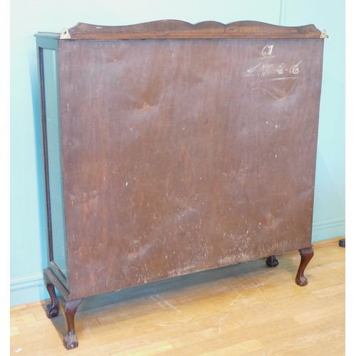 393 - An Edwardian mahogany display cabinet, having two glazed doors of serpentine form opening to reveal ... 