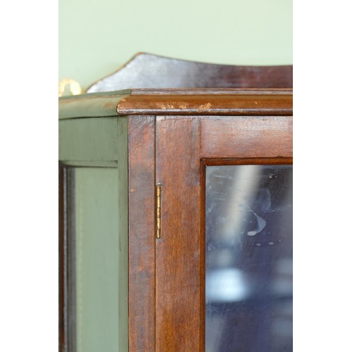 393 - An Edwardian mahogany display cabinet, having two glazed doors of serpentine form opening to reveal ... 