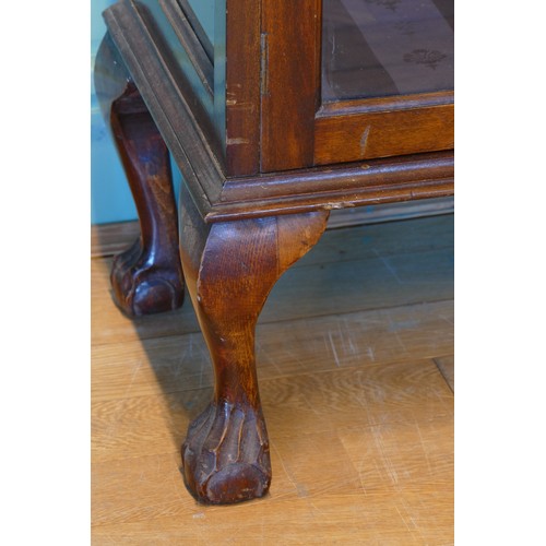 393 - An Edwardian mahogany display cabinet, having two glazed doors of serpentine form opening to reveal ... 