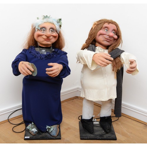 431 - A husband and wife troll automatons, with moving resin heads and arms, 95cm. (2)
In working order.