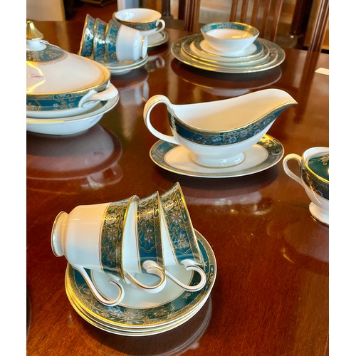 271 - Royal Doulton Carlyle (H5018) pattern part dinner and tea set; comprising of a 21cm long sauceboat a... 