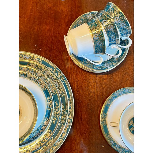 271 - Royal Doulton Carlyle (H5018) pattern part dinner and tea set; comprising of a 21cm long sauceboat a... 