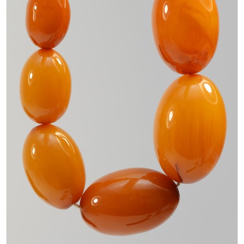 166 - A butterscotch amber Bakelite graduated bead necklace, 28 - 11mm beads, 50cm, 46gm