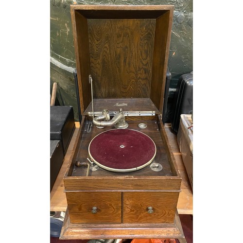 65 - An early 20th century oak cased wind up gramophone by Maxitone.