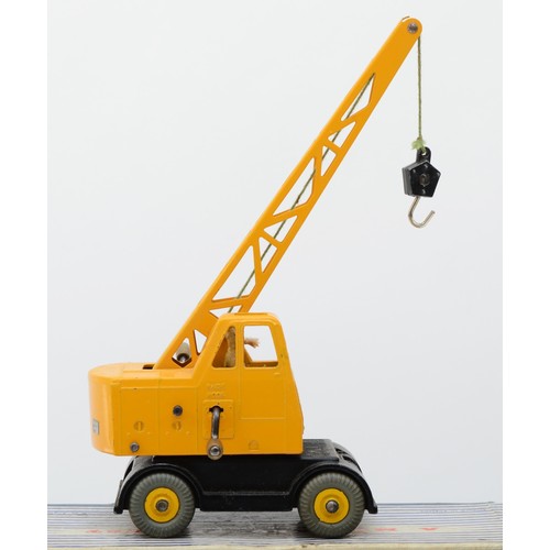 120 - Dinky Toys - Coles Mobile Crane, number 971, having hoisting, jib raising and slewing movements, wit... 