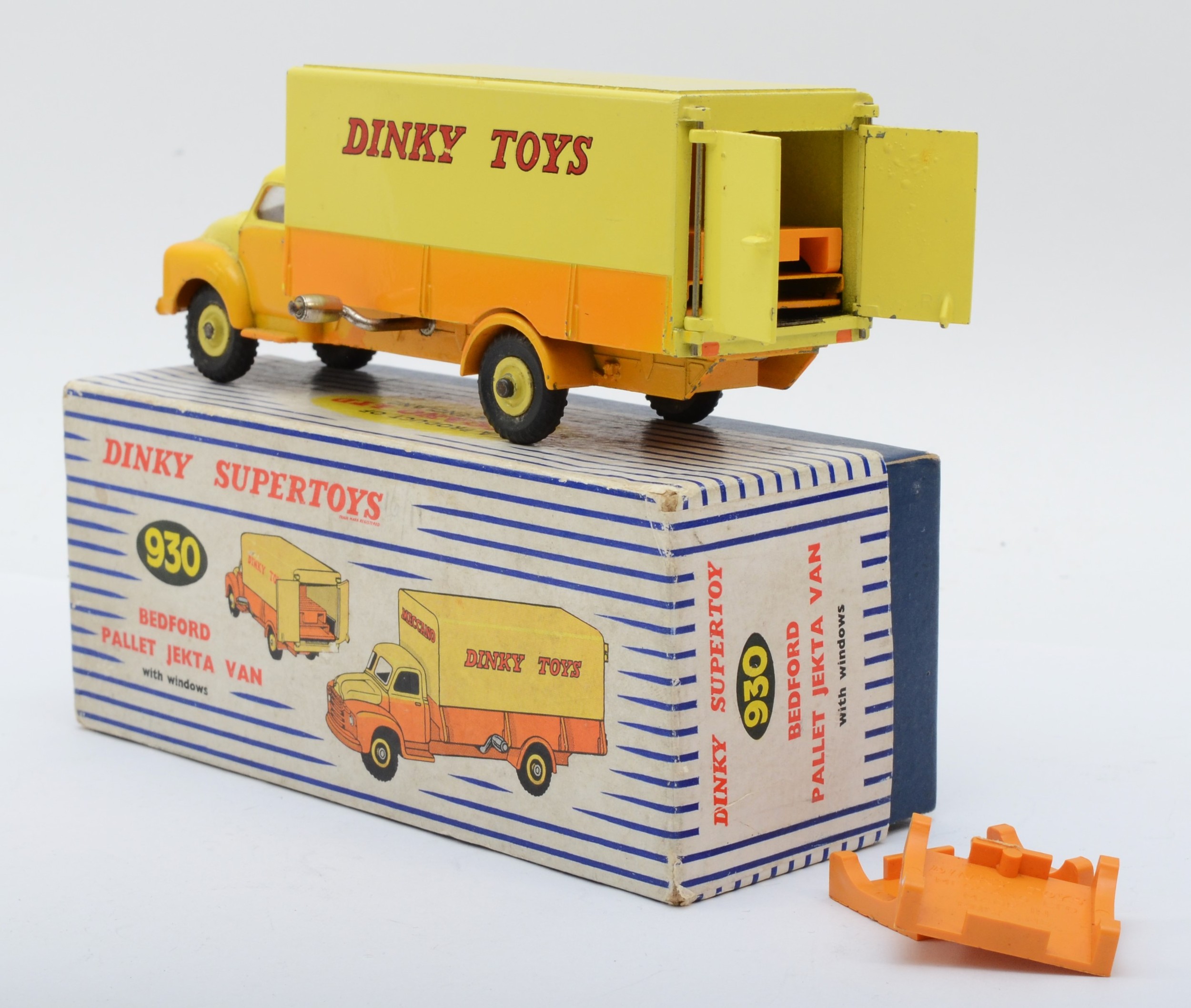 Dinky Toys - A boxed Dinky Supertoy 930 Bedford Pallet Jekta Van ...