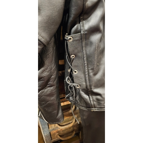 25 - Echtes Leder, a Gallanto leather jacket with motif on the back, size XL and a pair of JTS leather bi... 