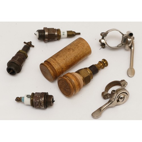 186 - A veteran Darop brass spark plug, in wooden case, three other vintage spark plugs and and two levers