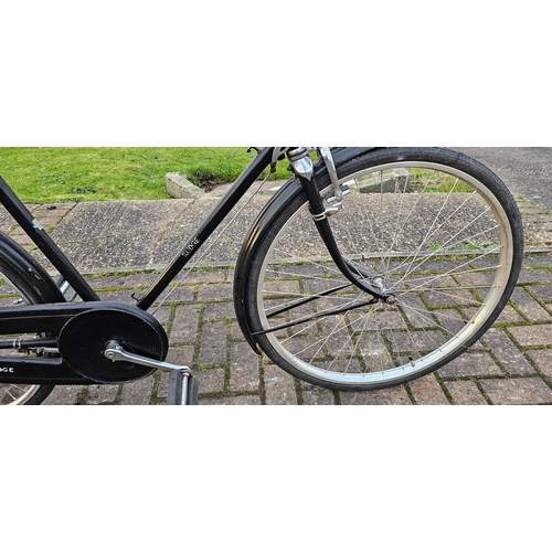 391 - A gentleman's Rudge bicycle with 3 speed Sturmey Archer gears, rod brakes and 26