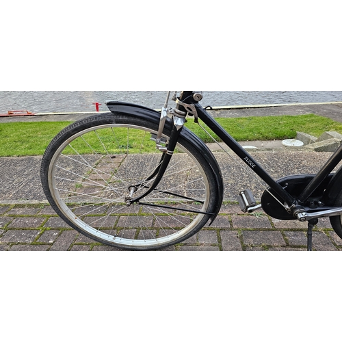 391 - A gentleman's Rudge bicycle with 3 speed Sturmey Archer gears, rod brakes and 26