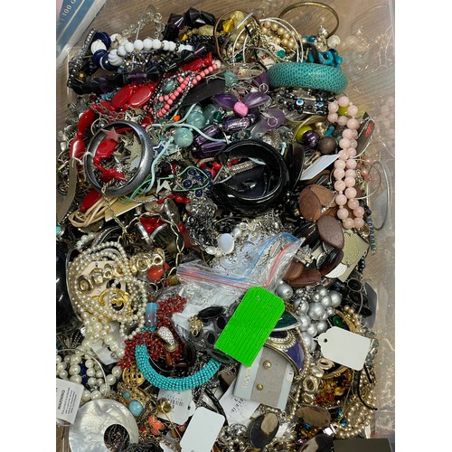 186 - Approximately 10kg of costume jewellery.